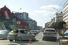 В Екатеринбурге грузовик сбил пешехода на тротуаре