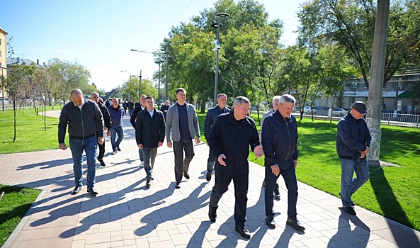 Губернатор проверил ход реконструкции сквера на проспекте Металлургов в Волгограде