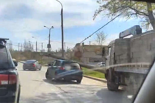 В Волгограде "КамАЗ" пытался объехать Suzuki и уронил на него фонарный столб