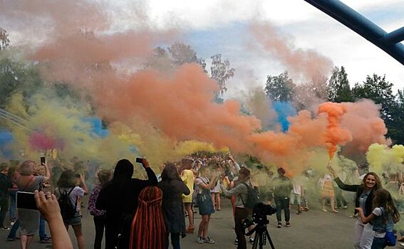 Фестиваль цветного дыма прошел в Новосибирске