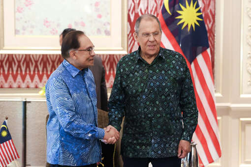 Лавров по просьбе властей Малайзии провел встречу с главой МИД в рубашке батик