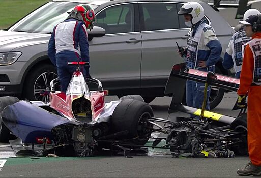 Видео: Машину Оливера Колдуэлла разорвало пополам после аварии в гонке Ф3