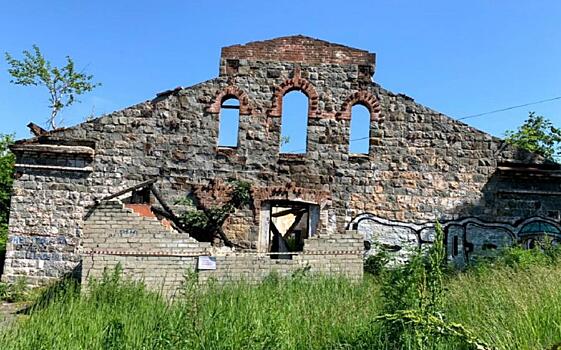 Во Владивостоке сносят заброшенные и опасные здания