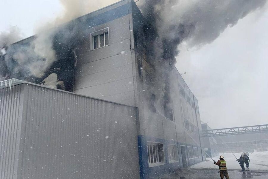 В Ленинградской области завод бытовой химии загорелся на площади 100 кв. м