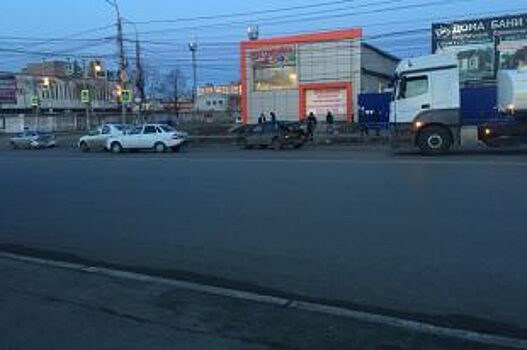 В Самаре водитель нефтевоза протаранил три автомашины