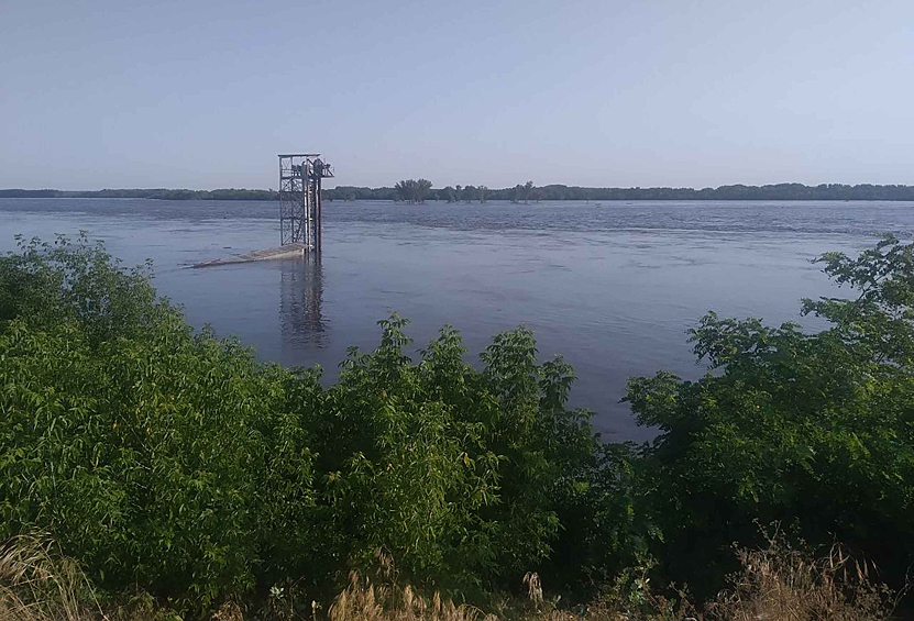 Разлив воды после разрушения задвижек на Каховской ГЭС