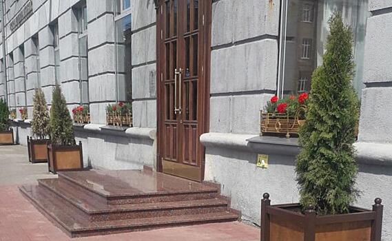 В центре Курска цветы высаживают в вазоны и на клумбы