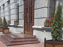 В центре Курска цветы высаживают в вазоны и на клумбы