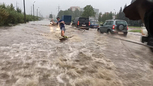 В Пскове парень проехался по затопленной после дождя улице на вейкборде