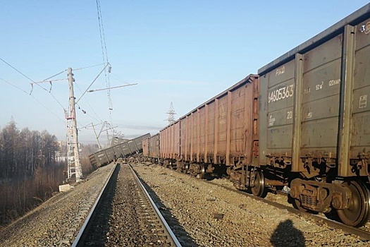 Три пассажирских поезда задержали после схода 20 вагонов в Амурской области