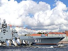 Путин провел военно-морской парад без чиновников