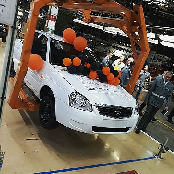В  Instagram-аккаунте priorafamily появилась фотография последней Lada Priora, которая была выпущена на заводе «АвтоВАЗ» в Тольятти.