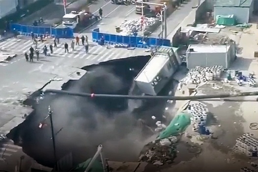 В огромную воронку провалился целый перекресток в Шанхае