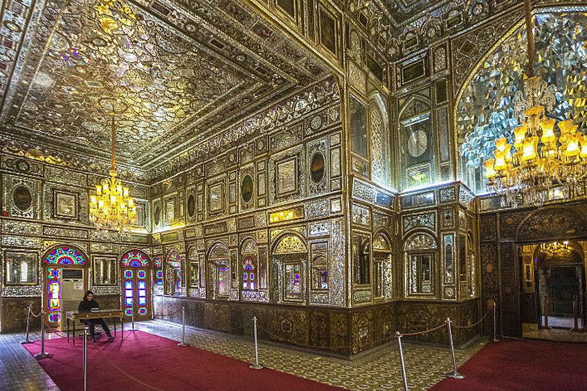 Внутри дворца Голестан в Тегеране, который был построен в XVI веке. Также Голестан называют Мраморным дворцом, а в переводе его название означает «дворец роз».  