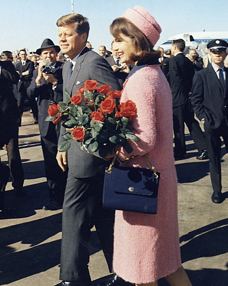 Костюм, возможно, самой известной первой леди США, Жаклин Кеннеди, вошел в историю как траурный. Именно в нем она была в тот роковой день 22 ноября 1963 года, когда Джона Кеннеди убили. Розовый твидовый костюм от Chanel хранится в Национальном архиве США, он до сих пор запачкан кровью президента.