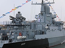 На новом МРК "Амур" подняли Военно-морской флаг
