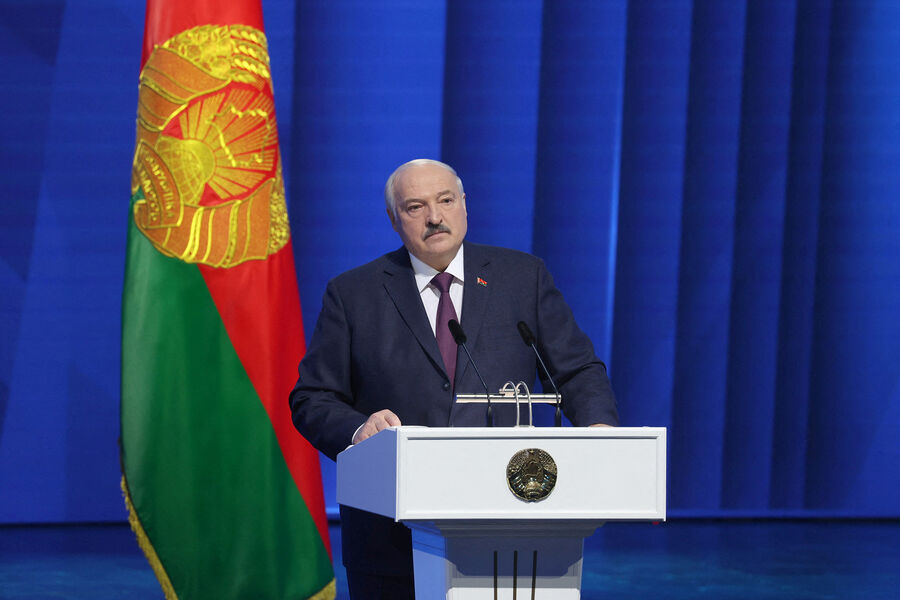«Наша Нива»: Лукашенко мог перестать появляться на публике из-за ОРВИ