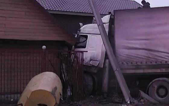 ДТП в Юшково 27 февраля: фура влетела в магазин