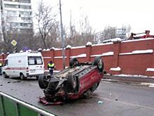 В Москве автомобиль врезался в монастырь