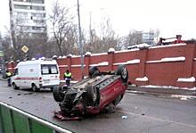 В Москве автомобиль врезался в монастырь