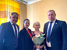 Мэр Шадринска поздравил ветерана-педагога с 90-летием