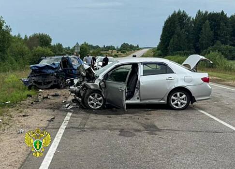 Водитель Renault Logan погибла во время страшной аварии на костромской трассе