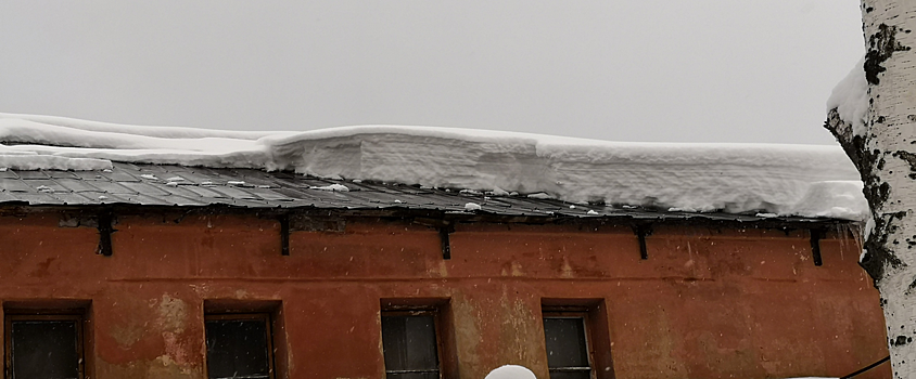 Сотрудников магазина в Ижевске зашибло упавшим с балкона снегом