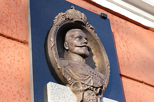 Памятную доску Николаю II испортили через неделю после открытия в Воронеже