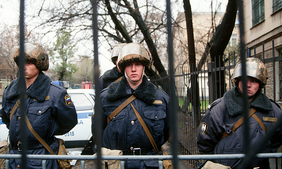 "Я позвонил Ире Савельевой, актрисе. Она ответила, говорит, что ворвались на сцену какие-то люди, стреляют, но вроде уже приехала милиция, сейчас их повяжут", — вспоминал российский актер мюзикла «Норд-Ост» Сергей Ли. В тот день он находился дома.