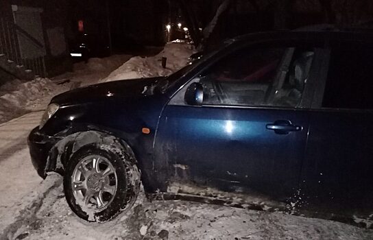 Жители Екатеринбурга ищут водителя, протаранившего на парковке их машины