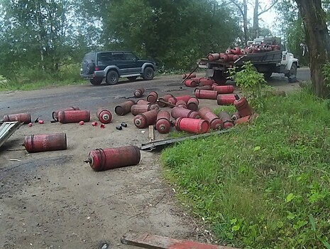 В Бежецке столкнулись два грузовика: на дорогу выкатились газовые баллоны