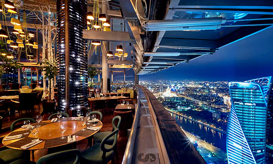 Ресторан Sixty считается одним из самых высоких ресторанов Европы. Заведение расположено на 62-м этаже башни «Федерация». Отсюда хорошо любоваться закатами и наблюдать с высоты за жизнью столицы.