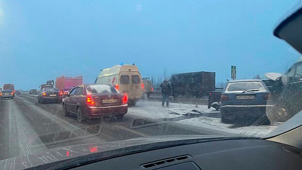 Утро петербуржцев снова начинается с заторов на ледяных дорогах