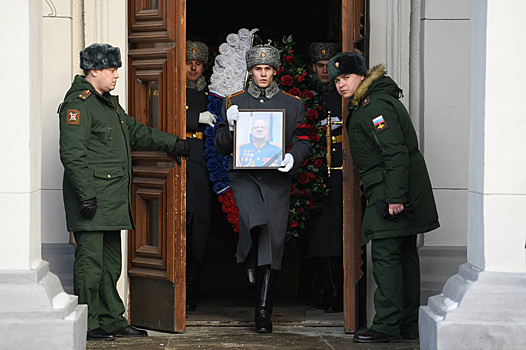 В Свердловской области похоронили генерал-лейтенанта Алексея Салмина