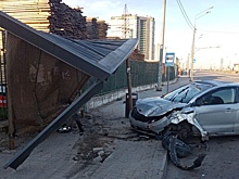 В Воронеже иномарка врезалась в остановку