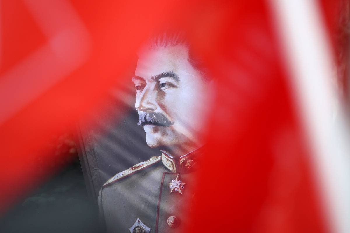 В Словакии компания подала заявление против партии за портрет Сталина