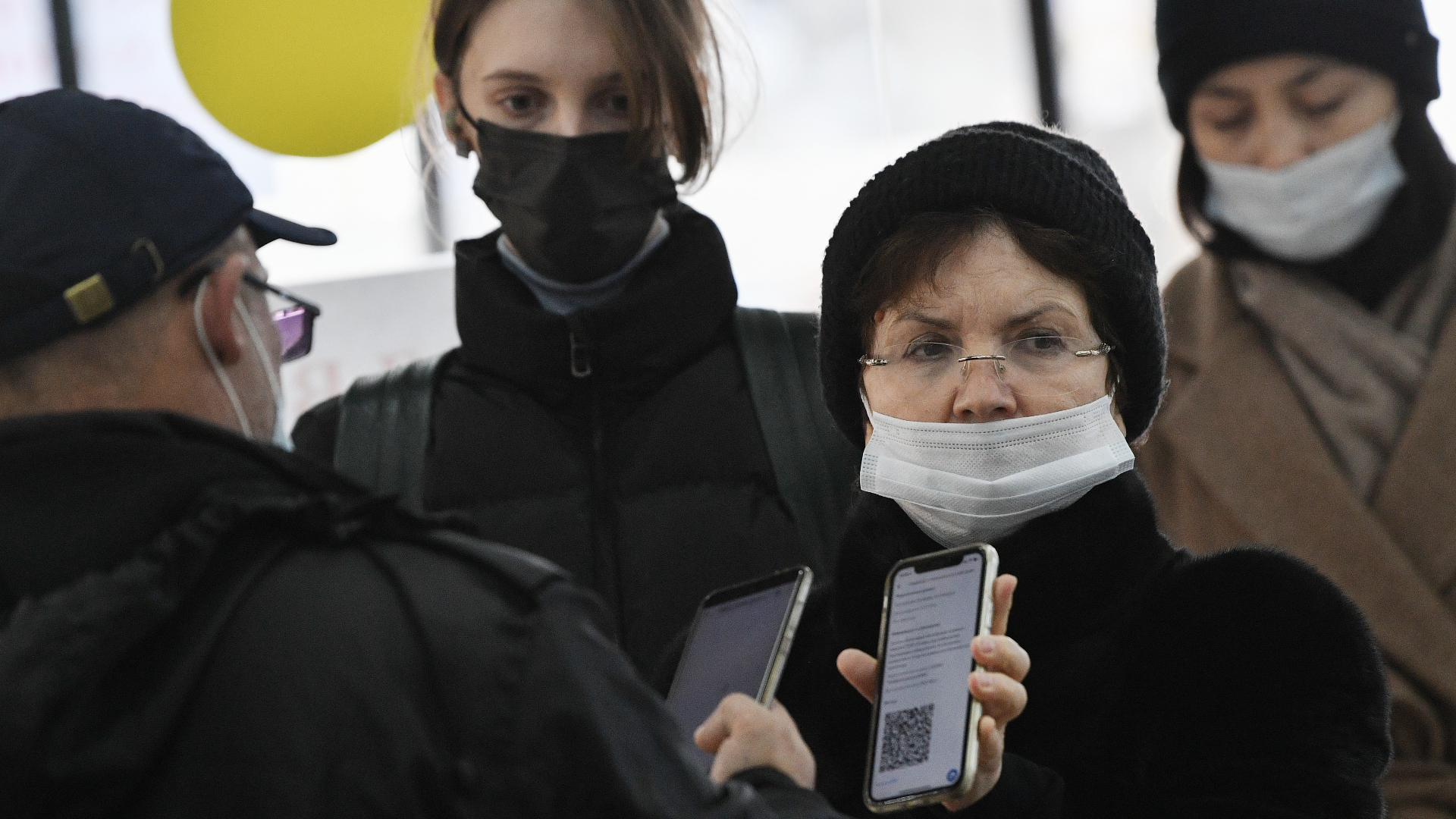 Стало известно, кто привезет в Россию новые вирусы и пандемию