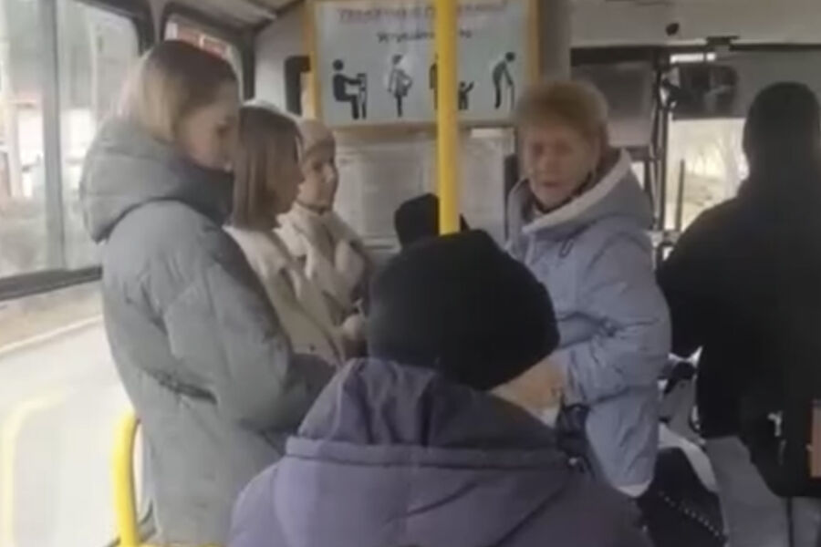 Просто толкнул: мужчина ударил мальчика в автобусе за попытку протиснуться к окну