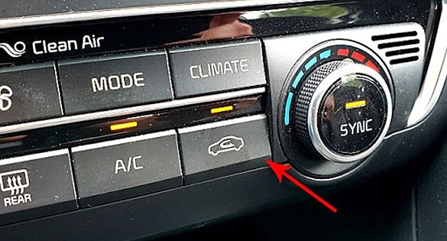 Какую кнопку в автомобиле нельзя нажимать во время дождя?