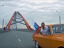 «Наши парни тащат»: новосибирец на оранжевом «Москвиче» снял песню о сборной России по футболу