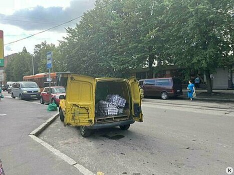 «Нелегальную торговлю не побороли, так хоть это»: в Калининграде ГАИ провела облаву на нарушителей парковки у рынка на Киевской