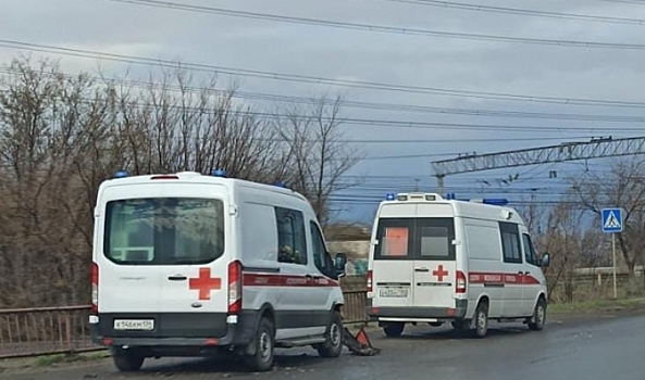 Скорая с пациентом на ИВЛ попала в аварию на мосту через ГЭС в Волгограде