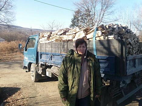 «Команда Приморья» обеспечила дровами семью в Смоляниново