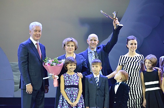 Семья Осиповых из СЗАО получила премию «Крылья аиста» из рук мэра Москвы
