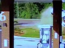 Легковушка на бешеной скорости влетела в заправку