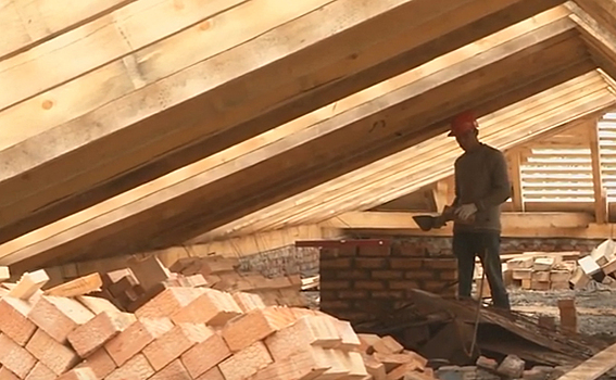 Сгоревшие крыши двух домов спешно ремонтируют в Сокуре