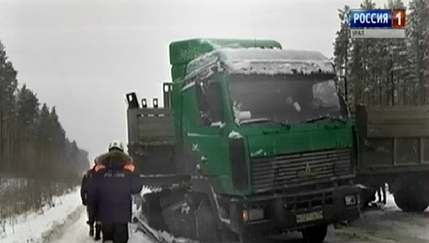 Сюрприз от уральской весны: снегопад парализовал дорожное движение в регионе