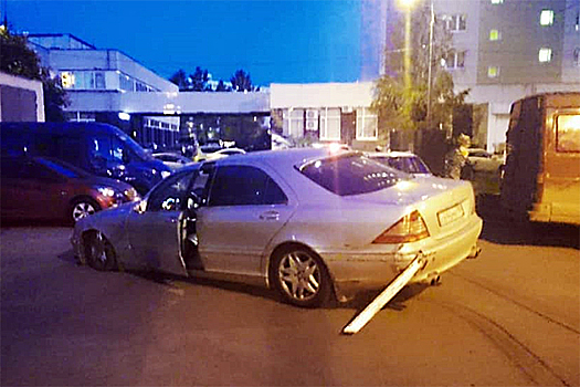 Пьяная компания на машине повредили несколько машин в ЗелАО