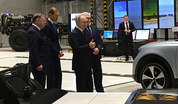 Путин разрешил дилеру "Автодом" приобрести дочерний банк Mercedes-Benz