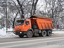 Коммунальщики обрабатывают дороги Вологды песко-соляной смесью